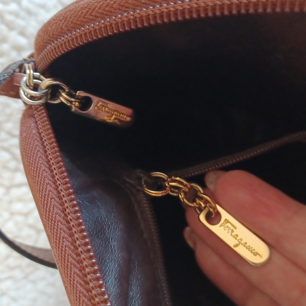 Salvatore Ferragamo Vintage Brown Leather Crossbody Bag with card - Picture 6 of 7
